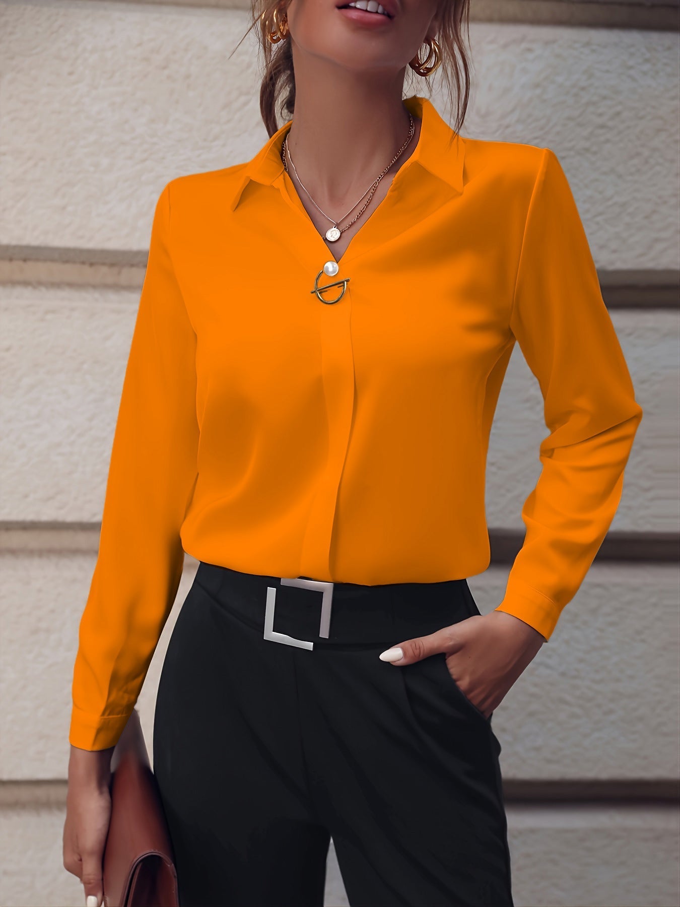 Elegancka koszula z ozdobnym zapięciem