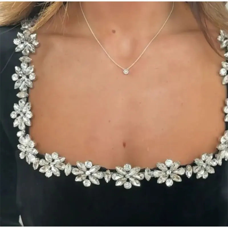 Daisy – Aksamitna sukienka z ozdobnym dekoltem dla kobiet