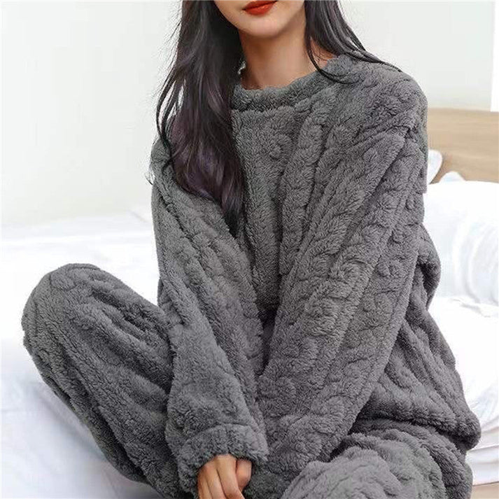 Damen-Fleece-Pyjama-Set in Beige, kuschelig und warm, ideal für kalte Nächte. Perfekt als gemütliche Nachtwäsche oder Lounge-Bekleidung.