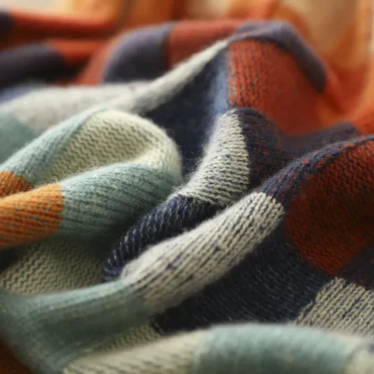 Oliwia – Damski Sweter w Kolorową Kratę z Golfem