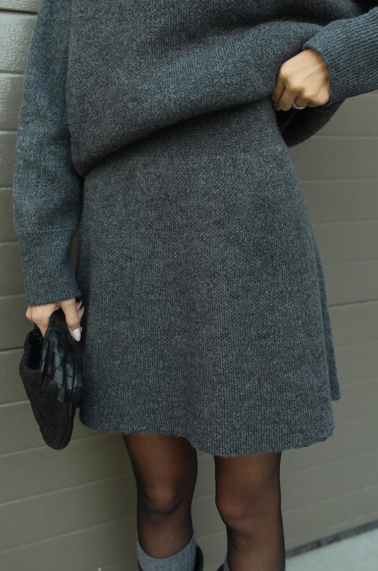 Nina – Oversize sweter damski o minimalistycznym kroju