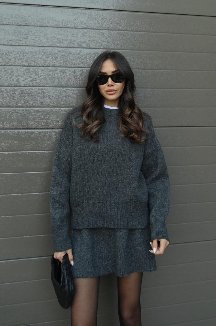 Nina – Oversize sweter damski o minimalistycznym kroju