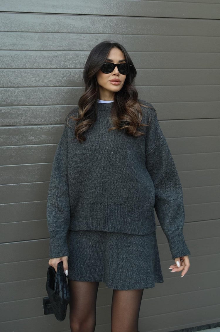 Nina – Oversize sweter damski o minimalistycznym kroju