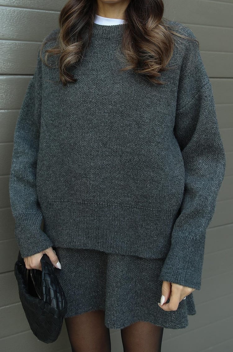 Nina – Oversize sweter damski o minimalistycznym kroju