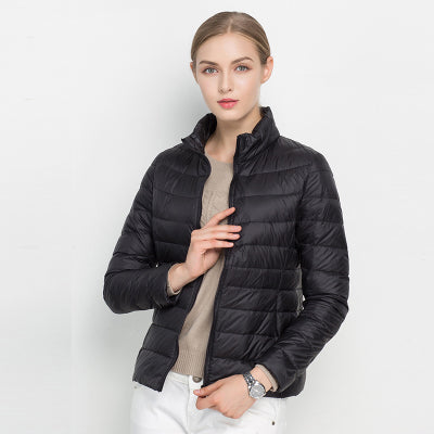 Damen Daunenjacke in Weiß, gesteppt, mit Reißverschluss. Perfekt für Herbst und Winter. Modisch, warm und vielseitig kombinierbar.