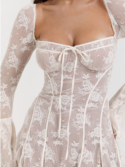 Julia – Zmysłowa koronkowa sukienka mini z rozkloszowanym dołem