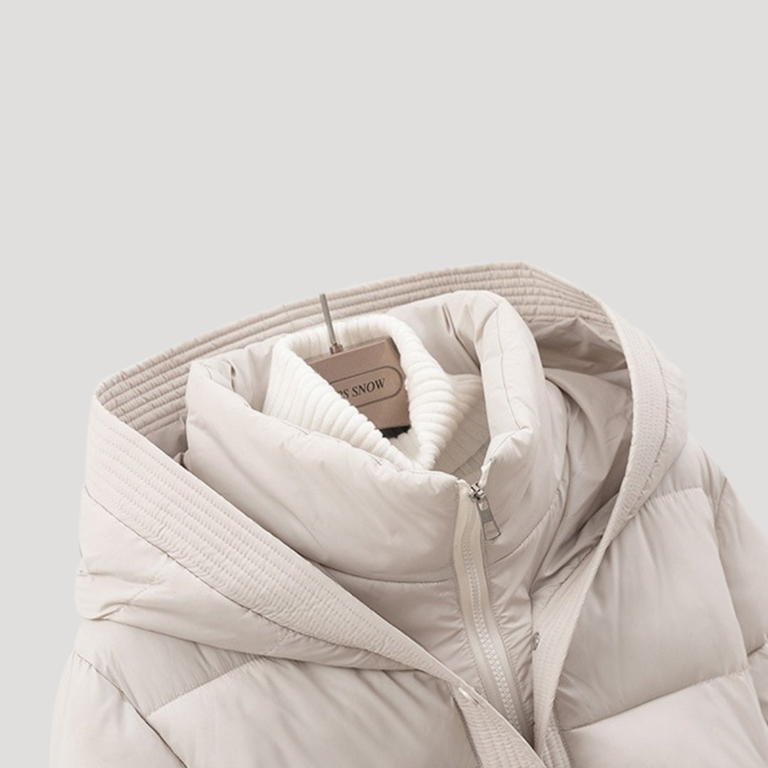 Amara – Pikowana ocieplana kurtka z paskiem i kapturem