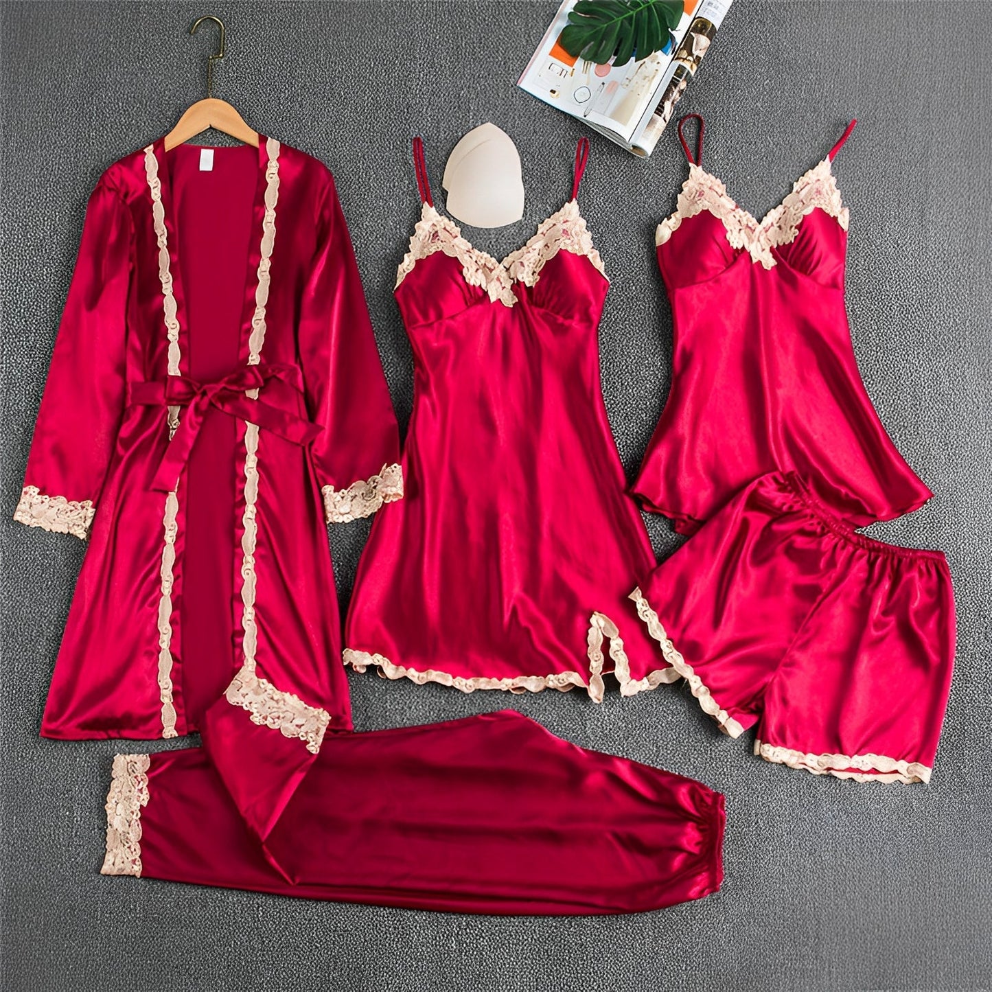 Isabella – Satynowy komplet bielizny nocnej z koronką dla kobiet