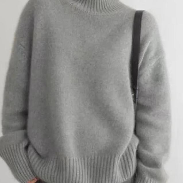 Sweter damski beżowy oversize z golfem i długim rękawem