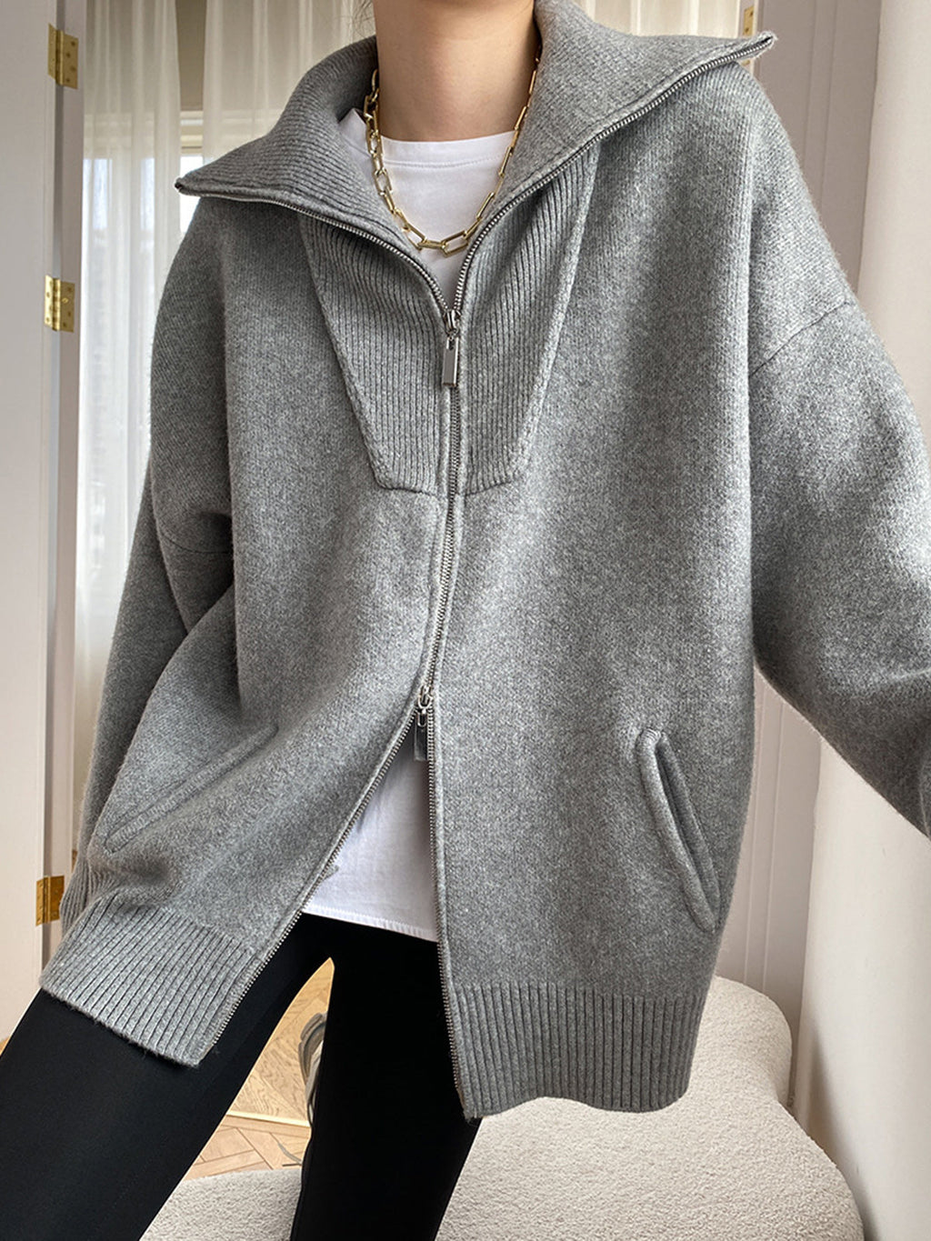 Damski cardigan oversize z wysokim kołnierzem i zamkiem | N&W - 4 - Nowa-aura