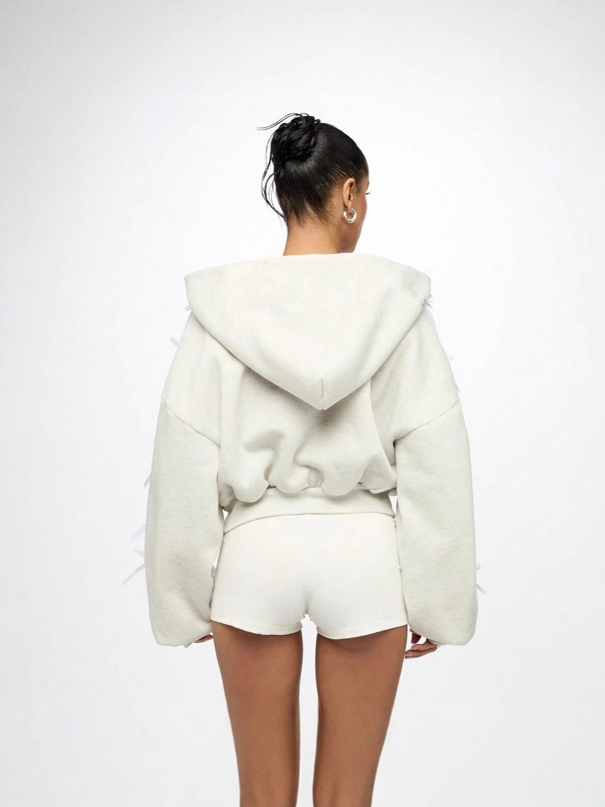 Hoodie damski z kapturem i ozdobnymi sznurkami | N&W - 5 - Nowa-aura