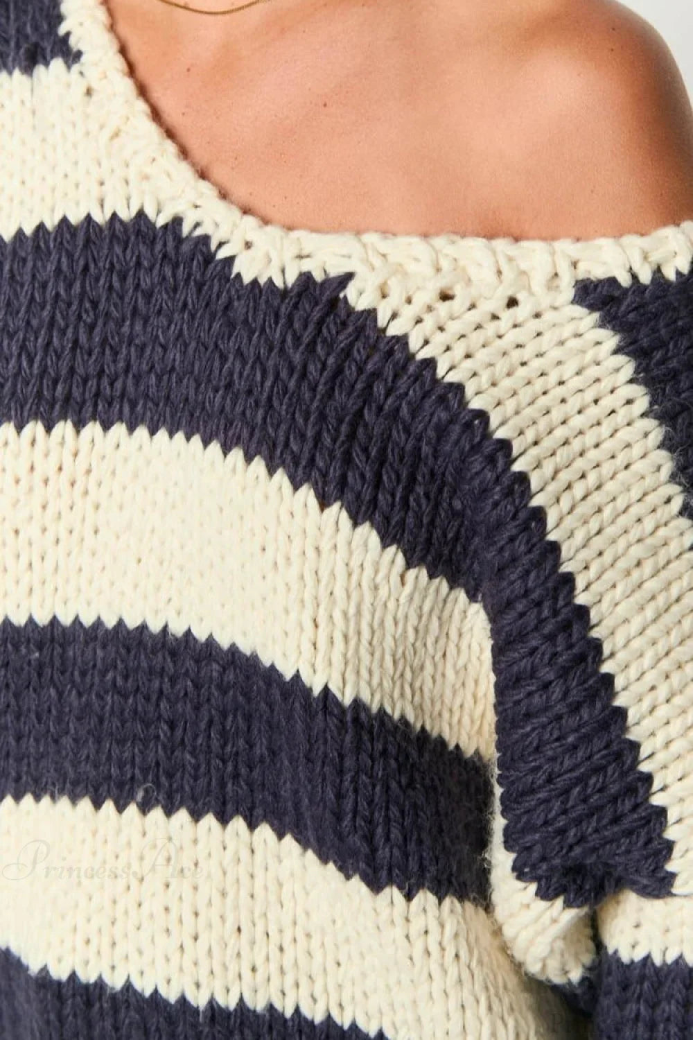 Pullover Damski Oversized z Dekoltem Off-Shoulder i Paskami | N&W - 5 - Nowa-aura
