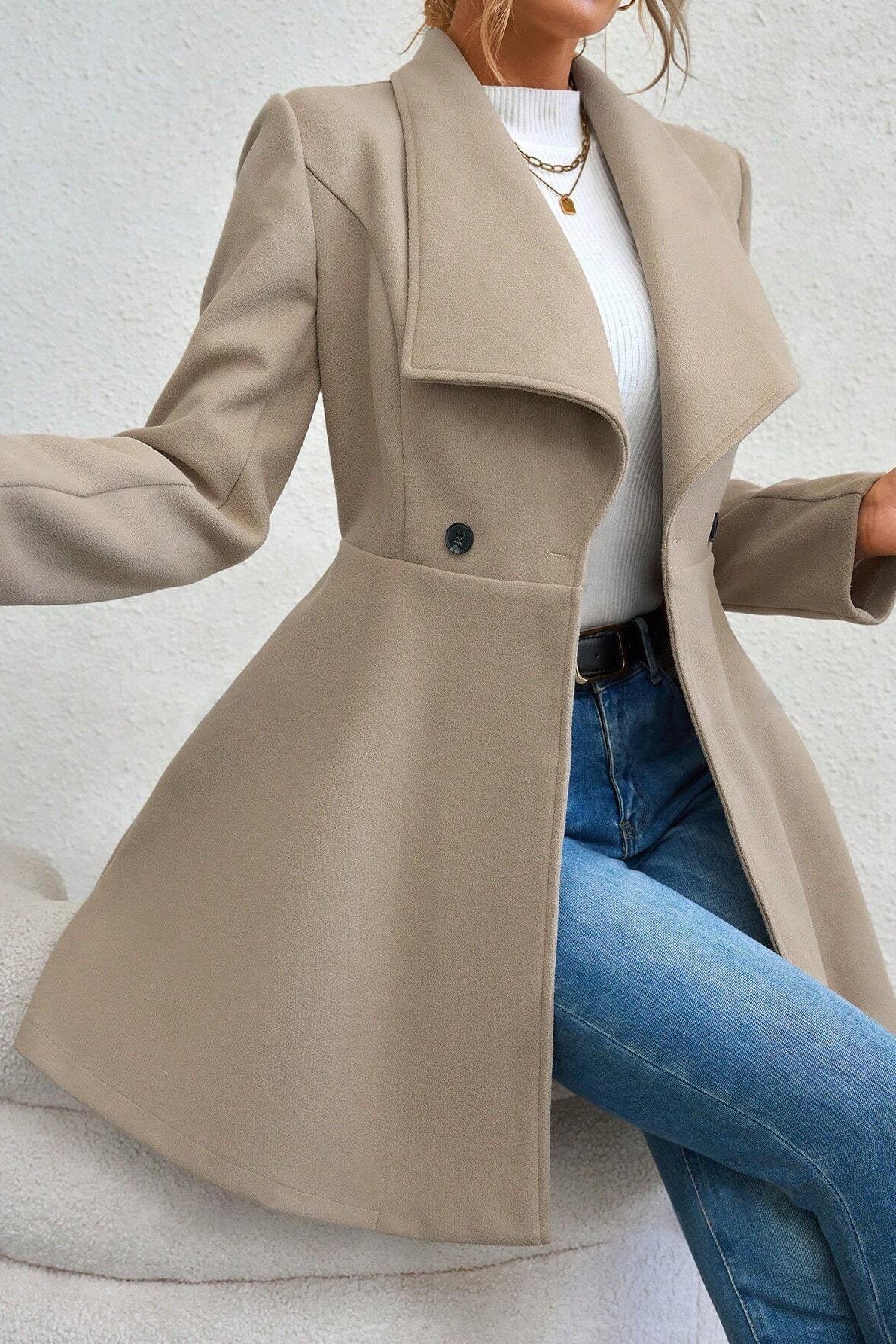 Płaszcz damski z kaskadowym kołnierzem i dopasowaną sylwetką | N&W - 7 - Nowa-aura