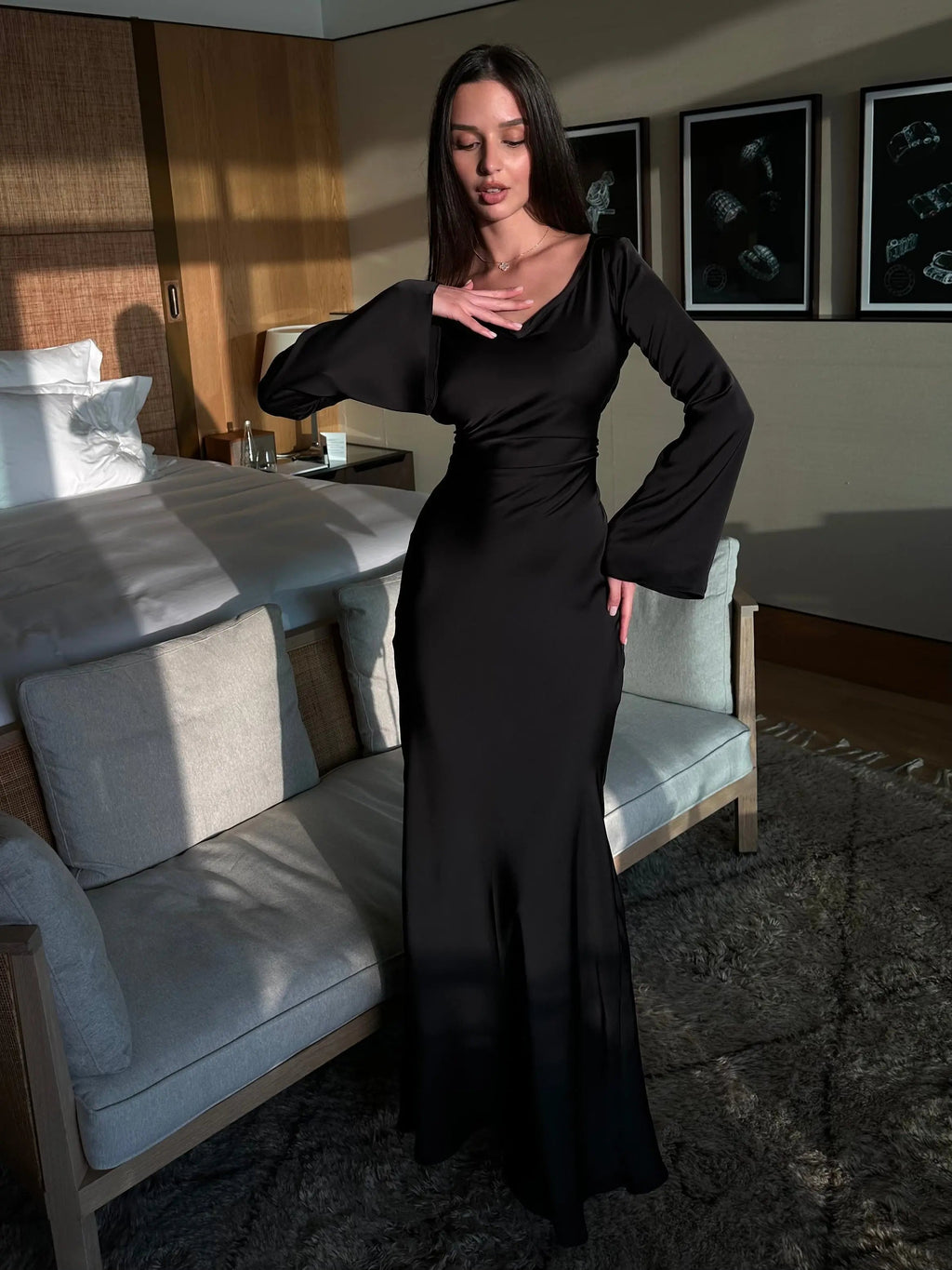 Natalia – Satynowa Suknia Maxi z Długim Rękawem