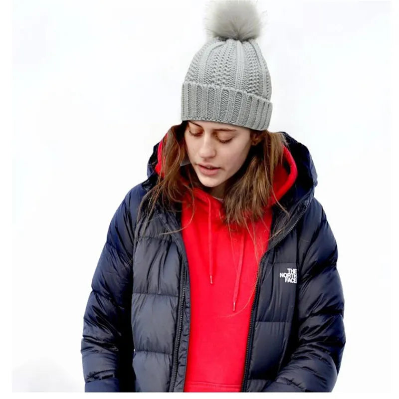 Chloe – Dzianinowa zimowa czapka damska z puszystym pomponem