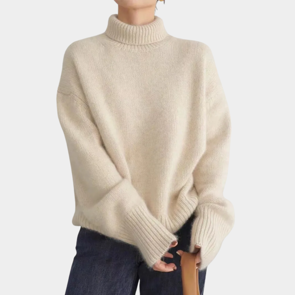 Sweter damski beżowy oversize z golfem i długim rękawem