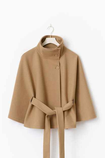 Close up donkerbruine cape jas met hoge kraag en knoopsluiting – close-up voorkant