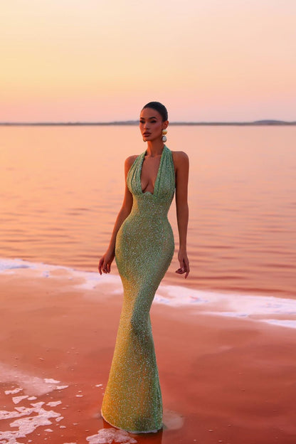 Namira – Damska zielona sukienka maxi z dekoltem halter i połyskiem