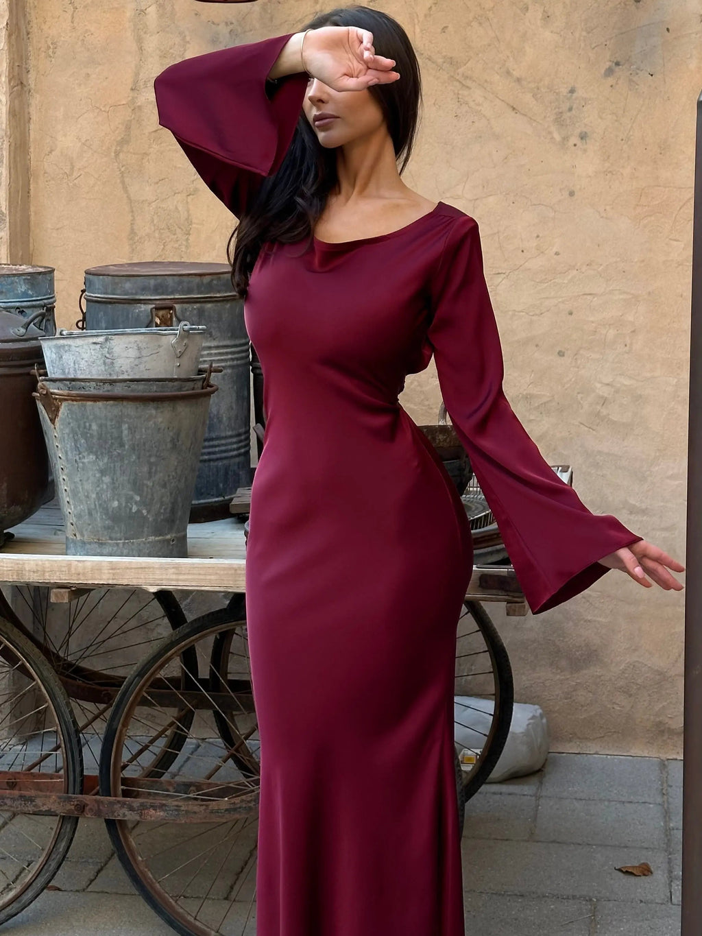Natalia – Satynowa Suknia Maxi z Długim Rękawem