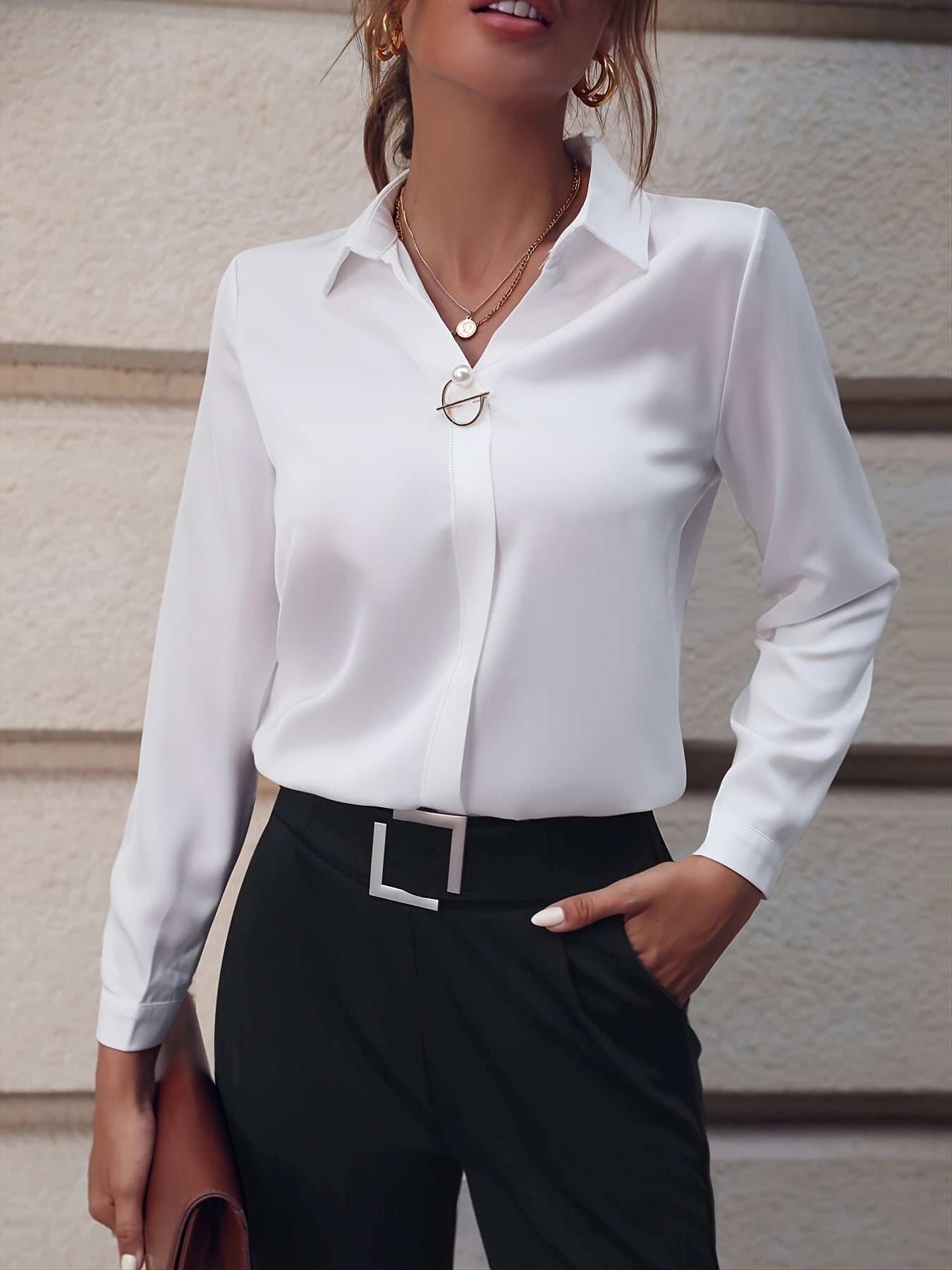 Elegancka koszula z ozdobnym zapięciem