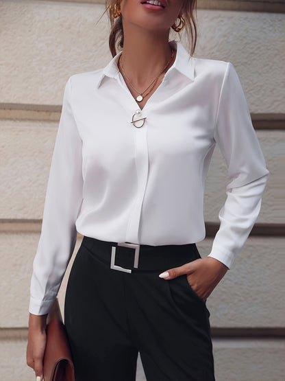 Elegancka koszula z ozdobnym zapięciem