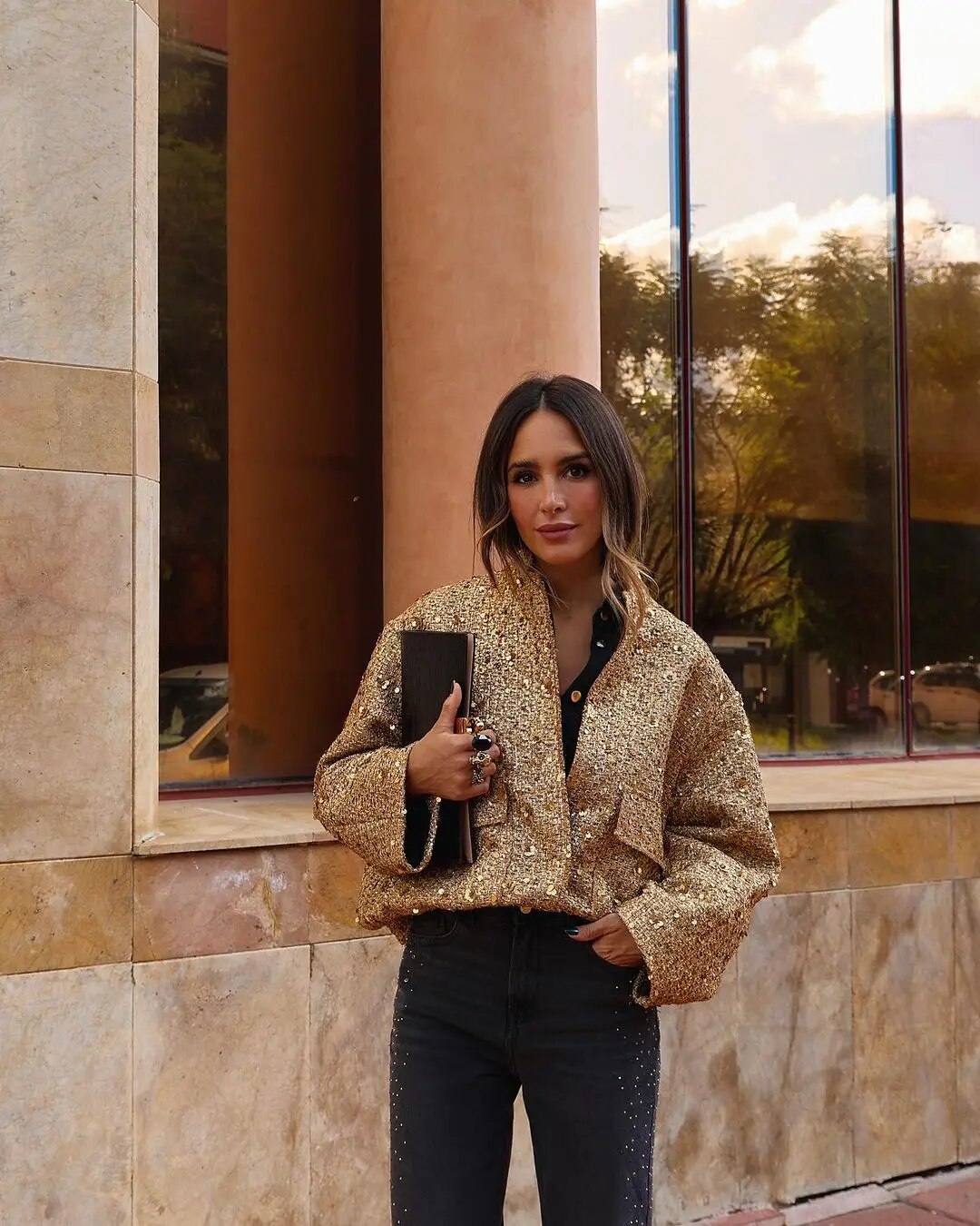 Sophia – Elegancka Krótka Kurtka Damska o Strukturalnym Wykończeniu