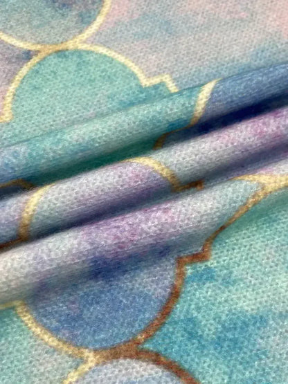 Mira – Damski sweter z wysoką stójką i artystycznym wzorem