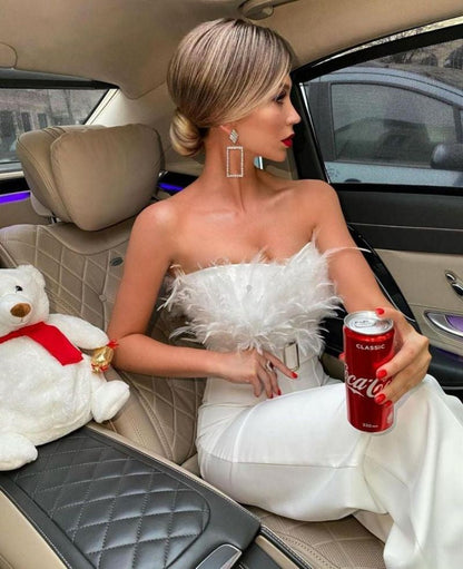 Emilia – Elegancki kombinezon bez ramiączek z piórkowym wykończeniem dla kobiet