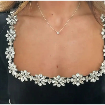 Daisy – Aksamitna sukienka z ozdobnym dekoltem dla kobiet