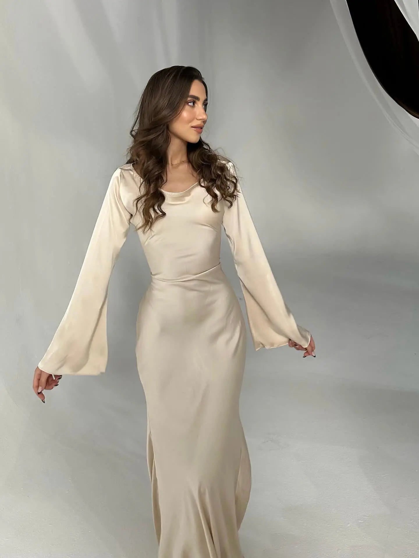 Natalia – Satynowa Suknia Maxi z Długim Rękawem