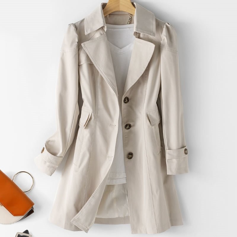 Rückansicht eines KhakiKolornen Trenchcoats, der auf einem Kleiderbügel hängt, mit taillierter Taille und Knopfdetails an den Ärmeln.