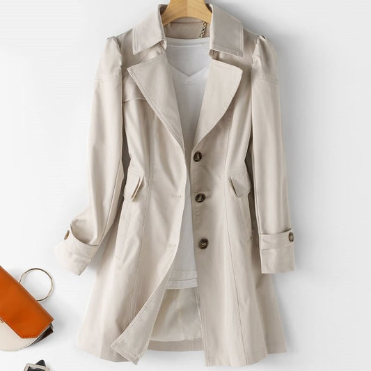 Rückansicht eines KhakiKolornen Trenchcoats, der auf einem Kleiderbügel hängt, mit taillierter Taille und Knopfdetails an den Ärmeln.