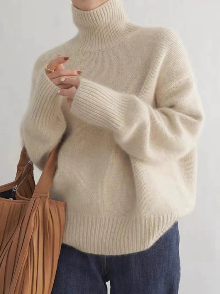 Sweter damski beżowy oversize z golfem i długim rękawem