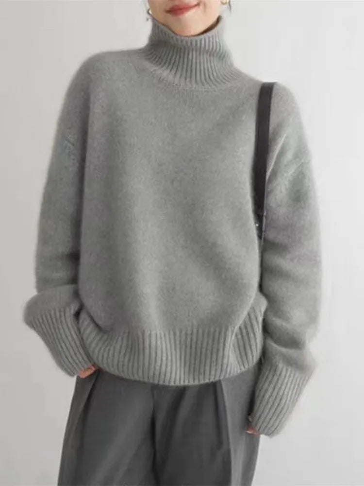 Sweter damski beżowy oversize z golfem i długim rękawem