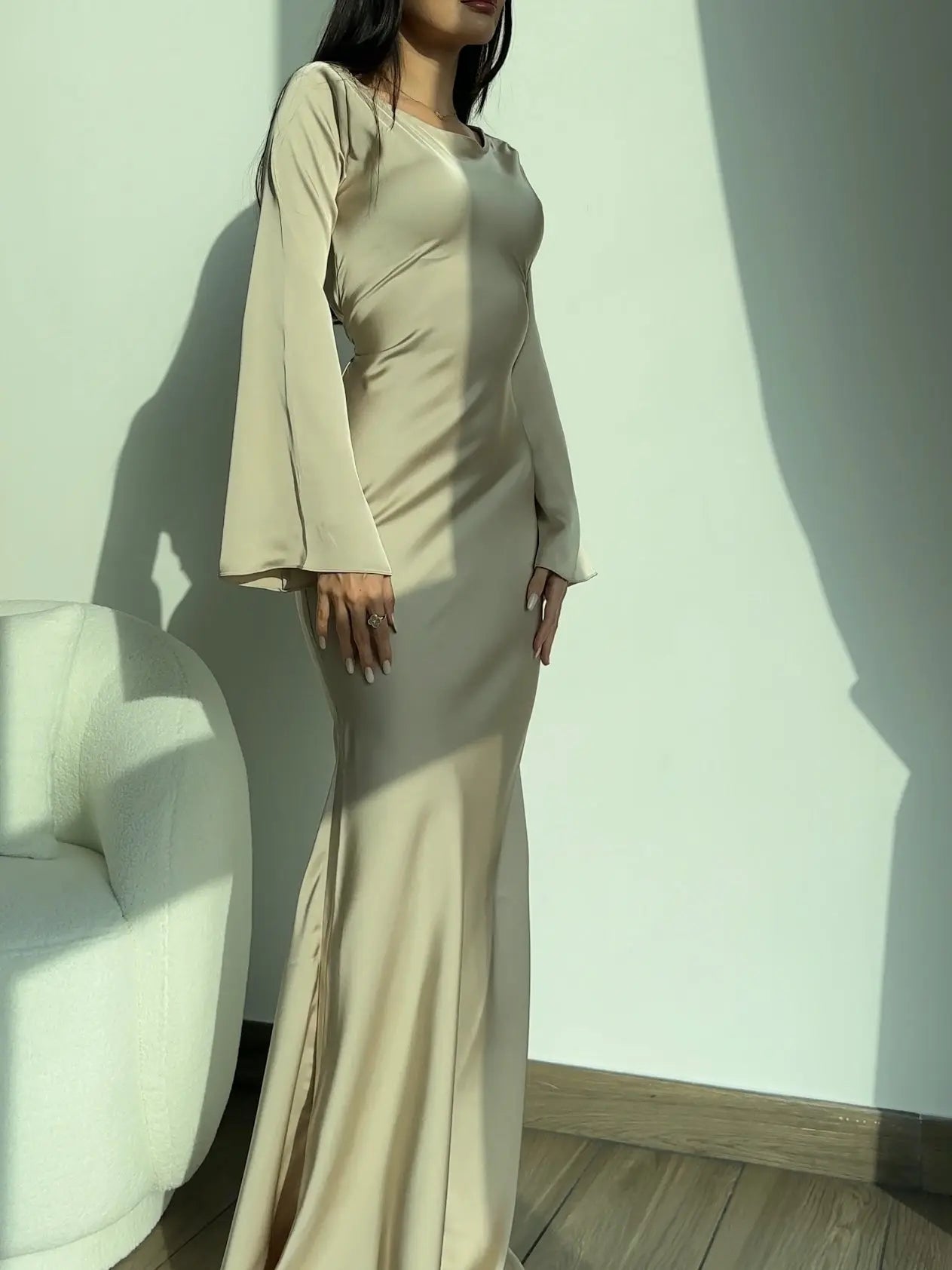 Natalia – Satynowa Suknia Maxi z Długim Rękawem