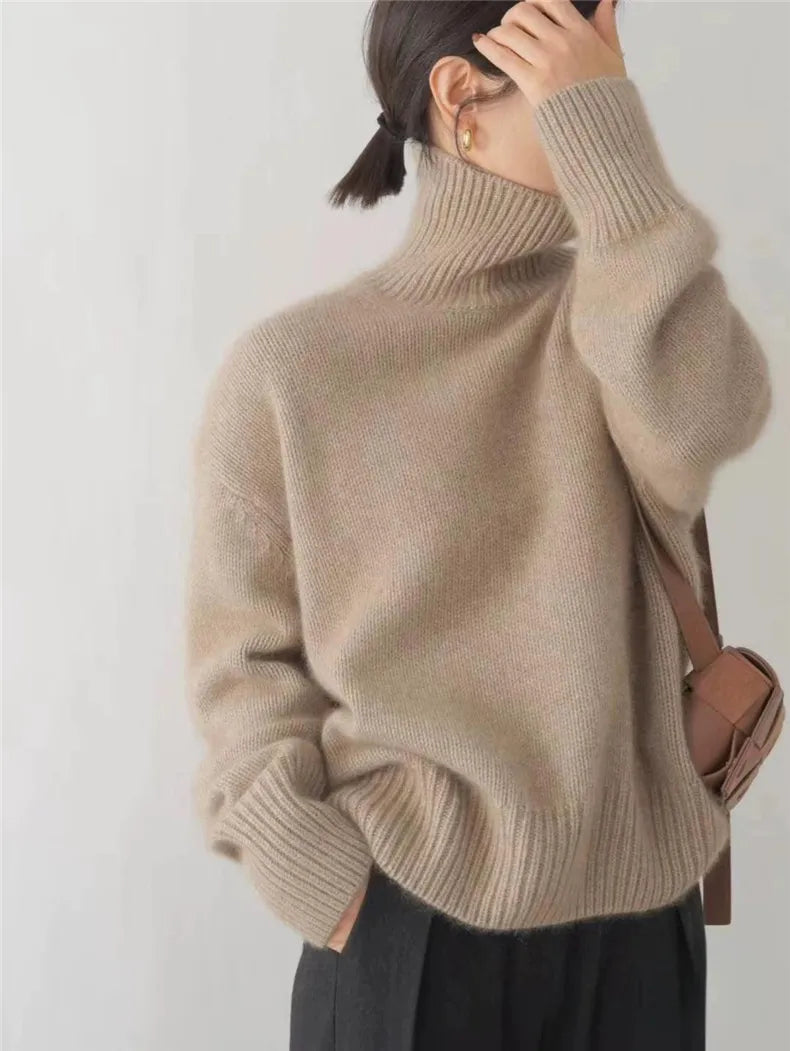 Sweter damski beżowy oversize z golfem i długim rękawem