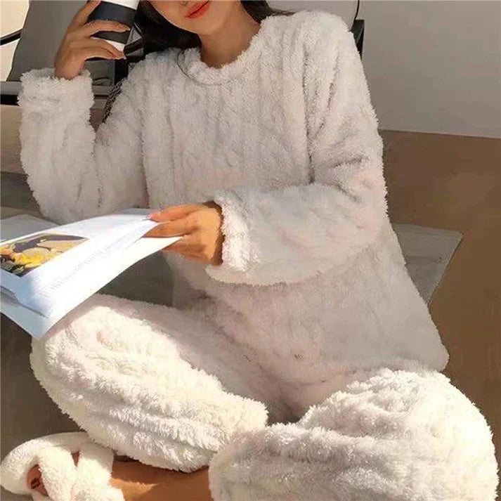 Damen Fleece-Pyjama-Set in Grau, kuschelig und warm, ideal für den Winter. Perfekt für gemütliche Abende zu Hause. Hochwertige Nachtwäsche.