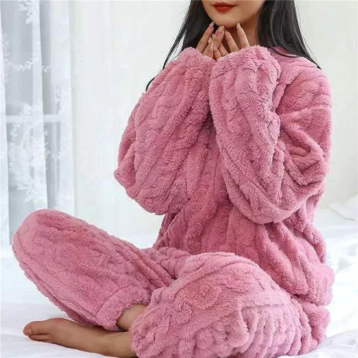 Flauschiger lila Damen-Pyjama aus Plüsch, ideal für gemütliche Nächte. Weiches Material, modisches Design, perfektes Geschenk für den Winter.