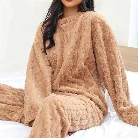 Damen Pyjama Set aus rosa Plüsch, gemütlich und warm, ideal für Herbst und Winter. Perfekt für entspannte Abende und erholsamen Schlaf.