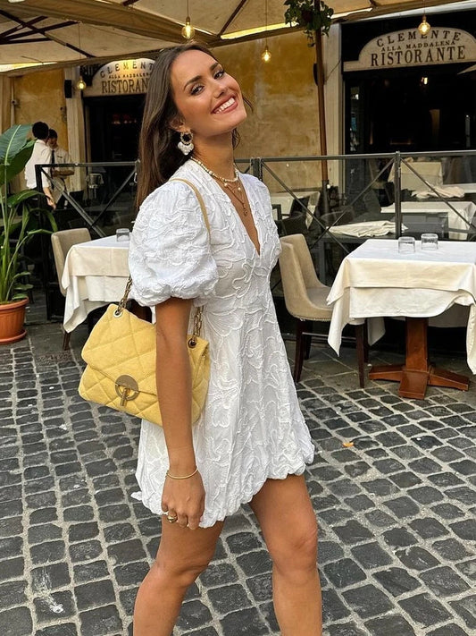 Clara – Lniana sukienka z haftowanymi falbanami