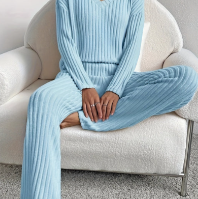 Luna – Prążkowany komplet dzianinowy damski