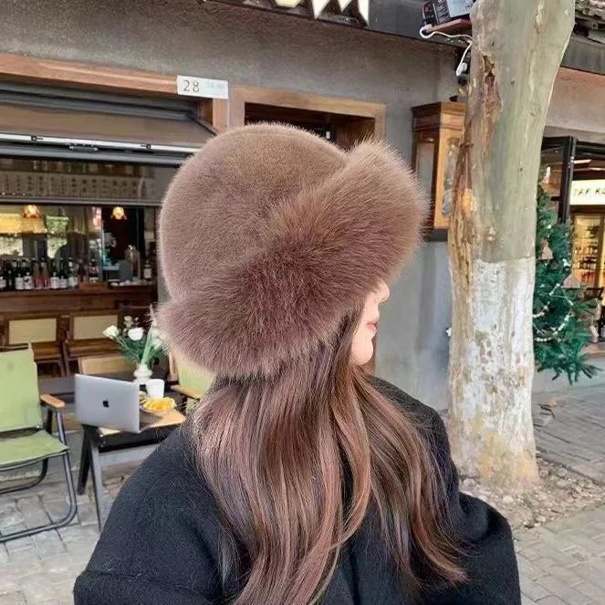 Czapka damska biała puszysta typu bucket na zimę