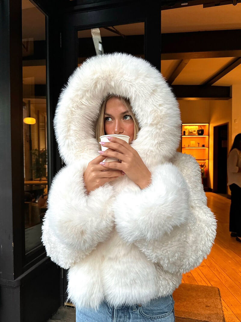 Isabella – Puchaty zimowy płaszcz z obszernym kapturem dla kobiet