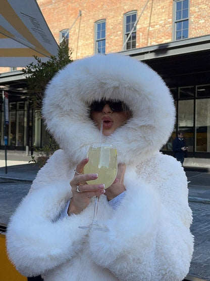 Isabella – Puchaty zimowy płaszcz z obszernym kapturem dla kobiet