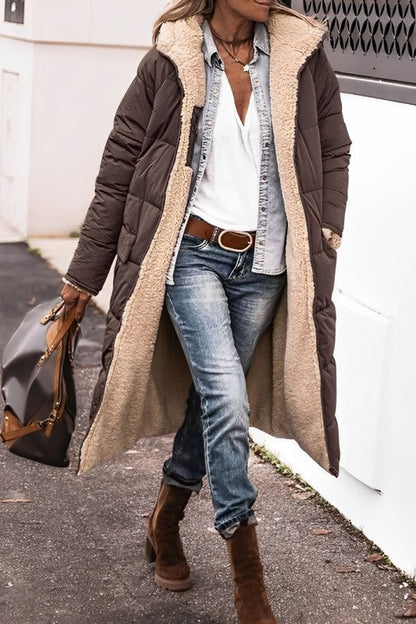 Eine frau in einem langer, bequemer braun mantel und jeans