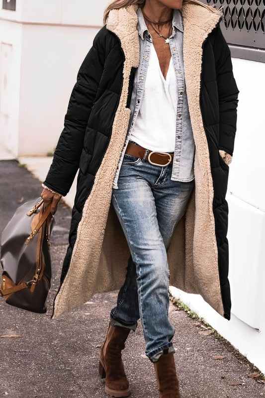 Eine frau in einem langer, bequemer weinrot mantel und jeans