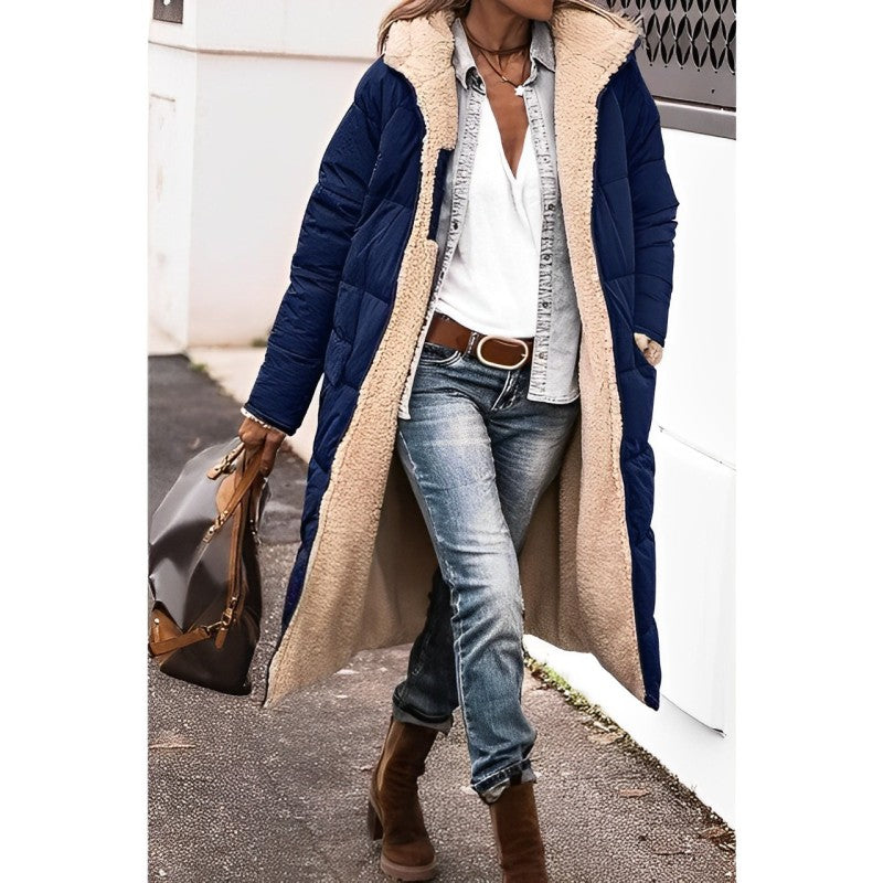 Eine frau in einem langer, bequemer beige mantel und jeans