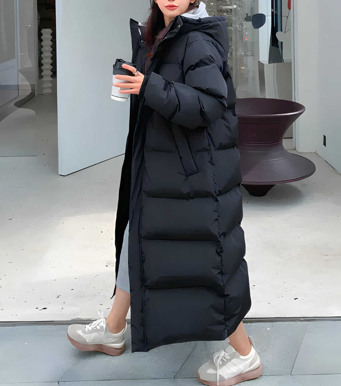 Model, das einen lange weiß wasser- und winddichte jacke trägt und ein handy hält