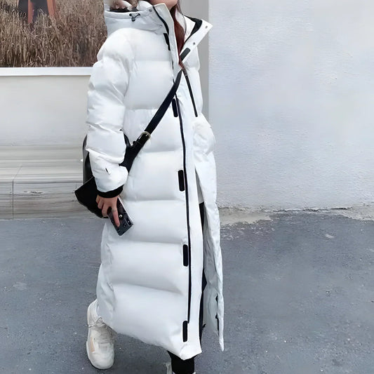 Ein modell, das einen lange schwarz wasser- und winddichte jacke 