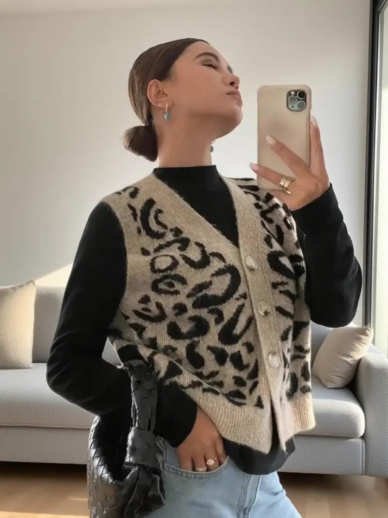 Clara – Kamizelka damska dzianinowa zapinana na guziki z wzorem animal print
